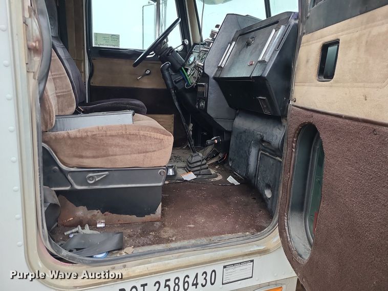 image for item DN8271 2000 Peterbilt  379 semi truck