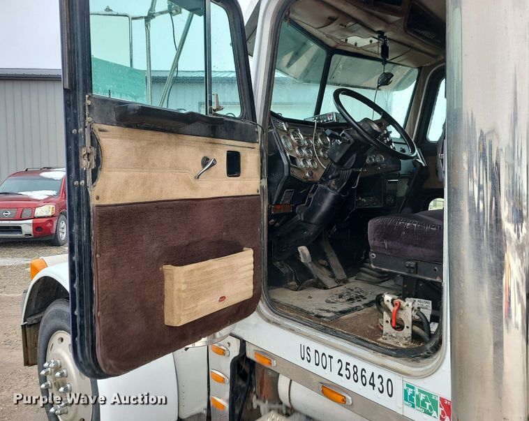 image for item DN8271 2000 Peterbilt  379 semi truck