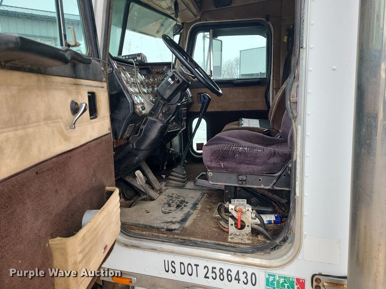 image for item DN8271 2000 Peterbilt  379 semi truck