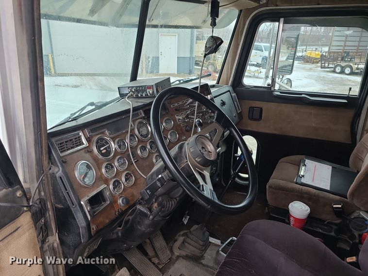 image for item DN8271 2000 Peterbilt  379 semi truck