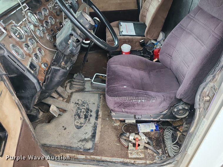 image for item DN8271 2000 Peterbilt  379 semi truck