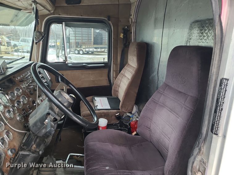 image for item DN8271 2000 Peterbilt  379 semi truck