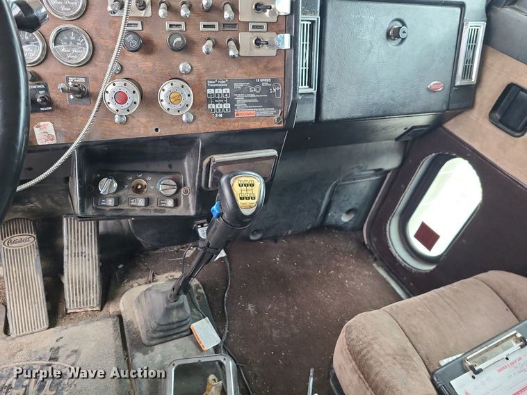 image for item DN8271 2000 Peterbilt  379 semi truck