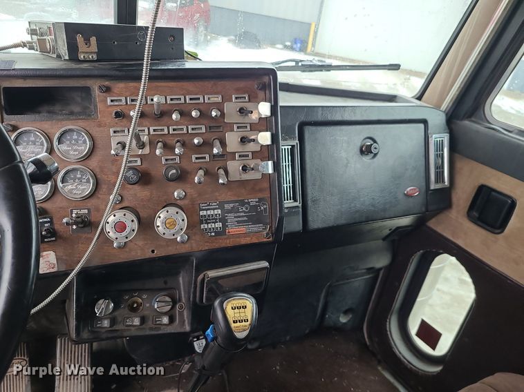 image for item DN8271 2000 Peterbilt  379 semi truck