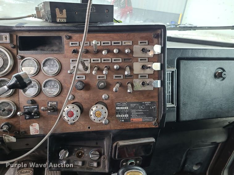 image for item DN8271 2000 Peterbilt  379 semi truck