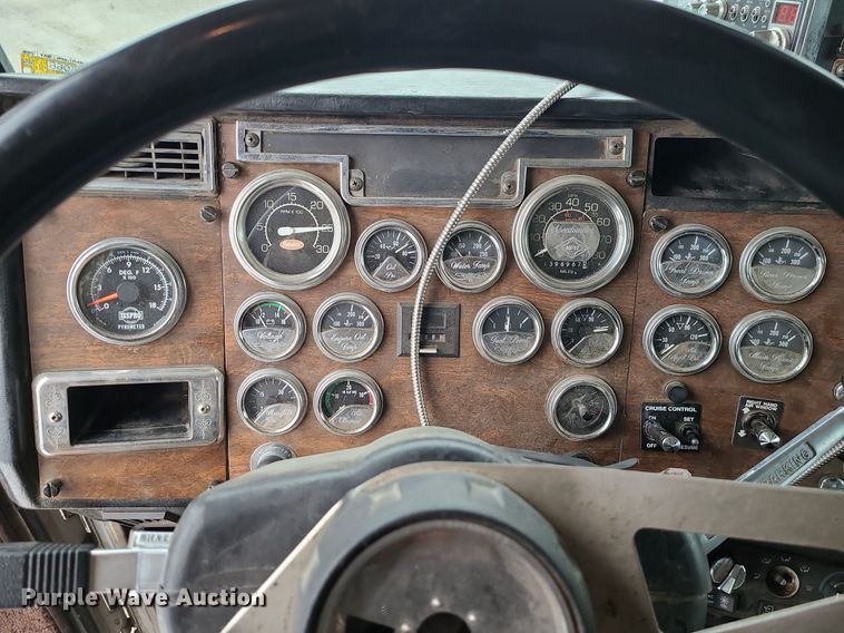 image for item DN8271 2000 Peterbilt  379 semi truck