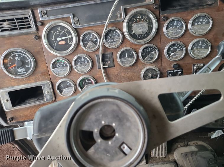 image for item DN8271 2000 Peterbilt  379 semi truck