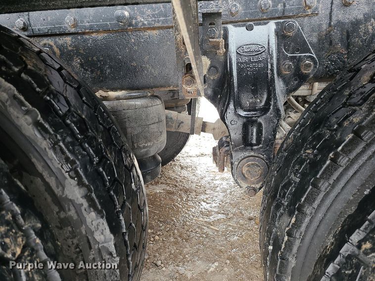 image for item DN8271 2000 Peterbilt  379 semi truck