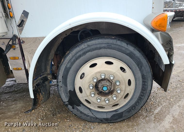 image for item DN8271 2000 Peterbilt  379 semi truck