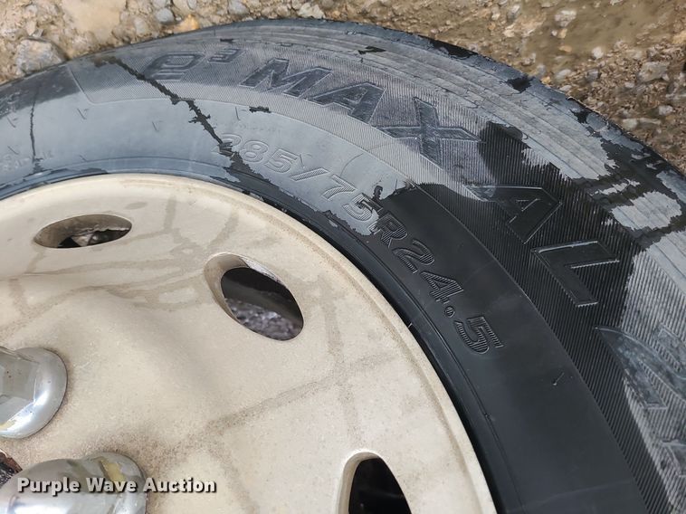 image for item DN8271 2000 Peterbilt  379 semi truck