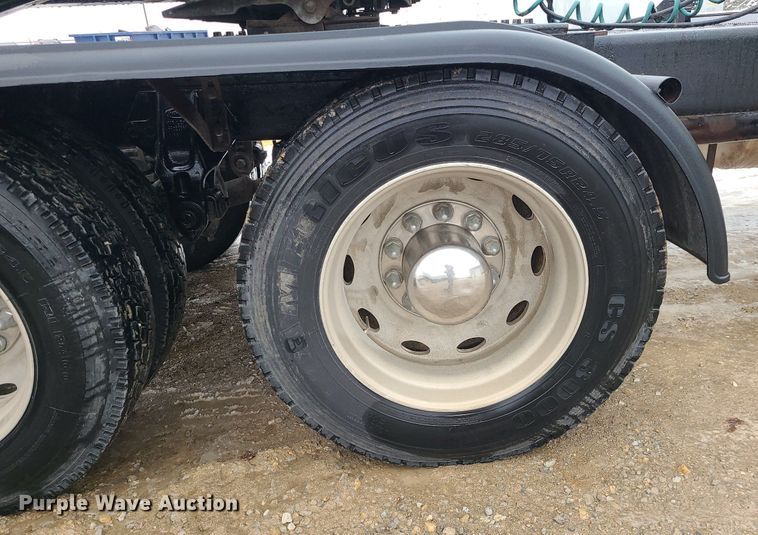 image for item DN8271 2000 Peterbilt  379 semi truck