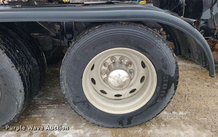 image for item DN8271 2000 Peterbilt  379 semi truck