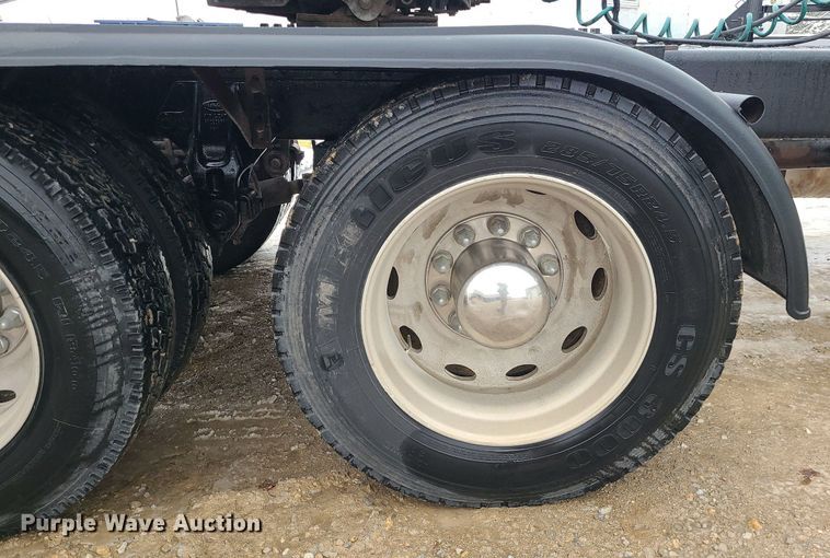 image for item DN8271 2000 Peterbilt  379 semi truck