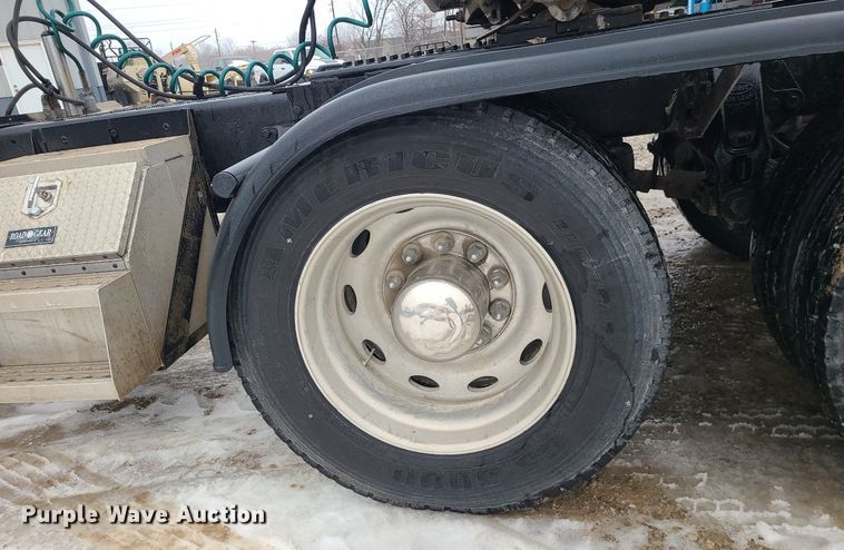 image for item DN8271 2000 Peterbilt  379 semi truck