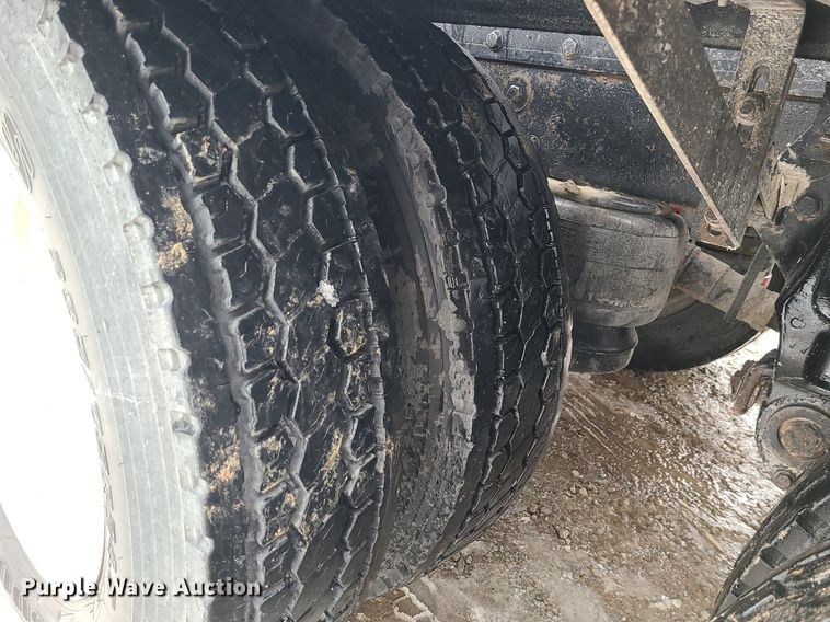 image for item DN8271 2000 Peterbilt  379 semi truck