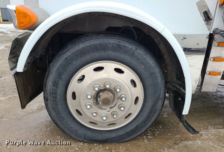 image for item DN8271 2000 Peterbilt  379 semi truck