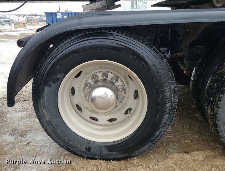 image for item DN8271 2000 Peterbilt  379 semi truck