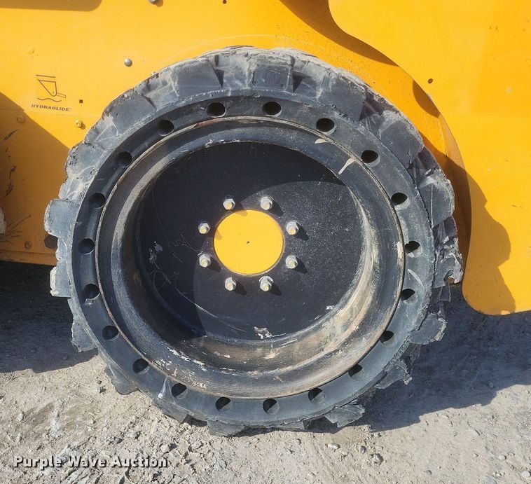 image for item DO4794 2017 Mustang  1650R skid steer loader