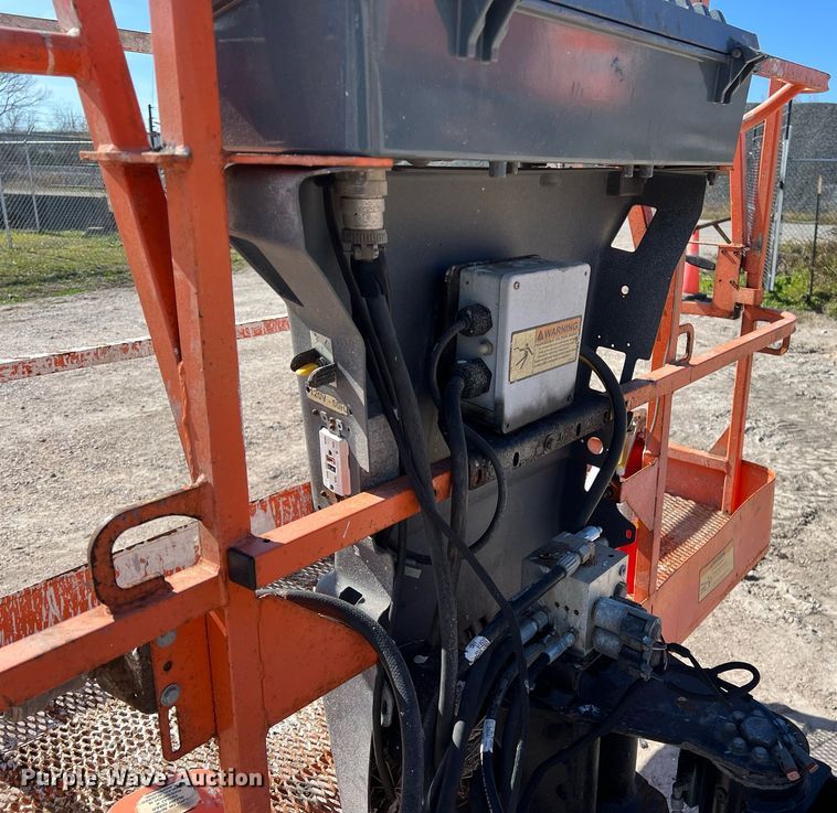 image for item DQ2350 2014 JLG 600S boom lift