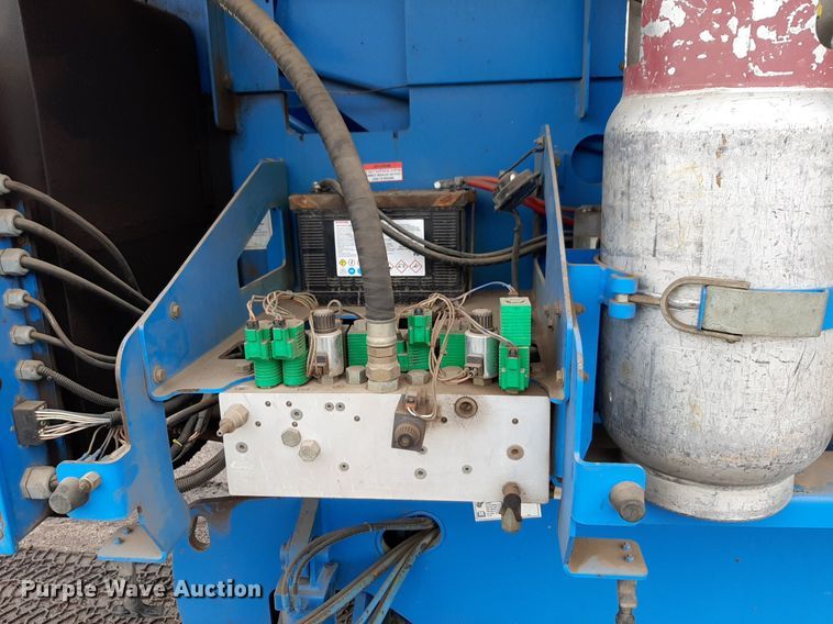 image for item DV9761 2005 Genie S-65 boom lift