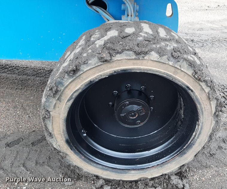 image for item DV9761 2005 Genie S-65 boom lift