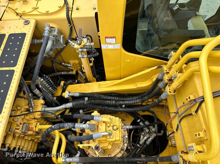 image for item DW2946 2013 Komatsu PC390LC-10 excavator