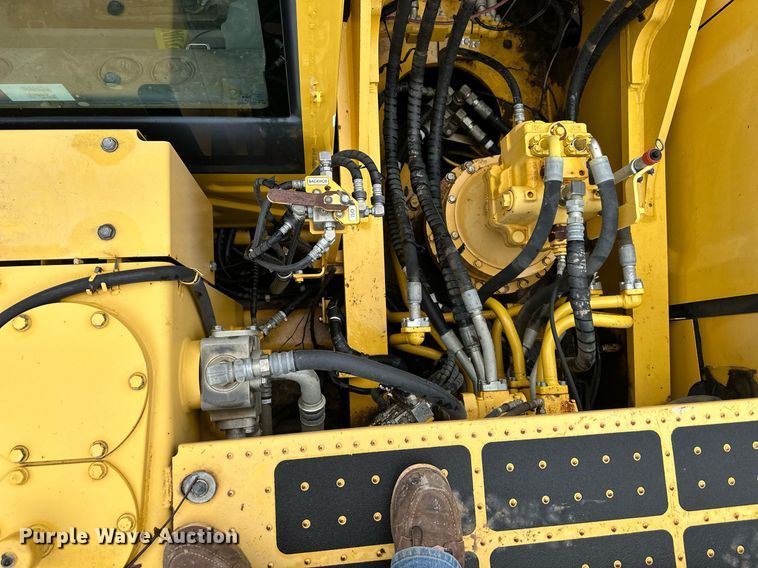 image for item DW2946 2013 Komatsu PC390LC-10 excavator
