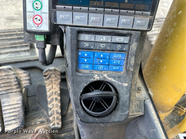 image for item DW2947 2012 Komatsu PC200LC-8 excavator