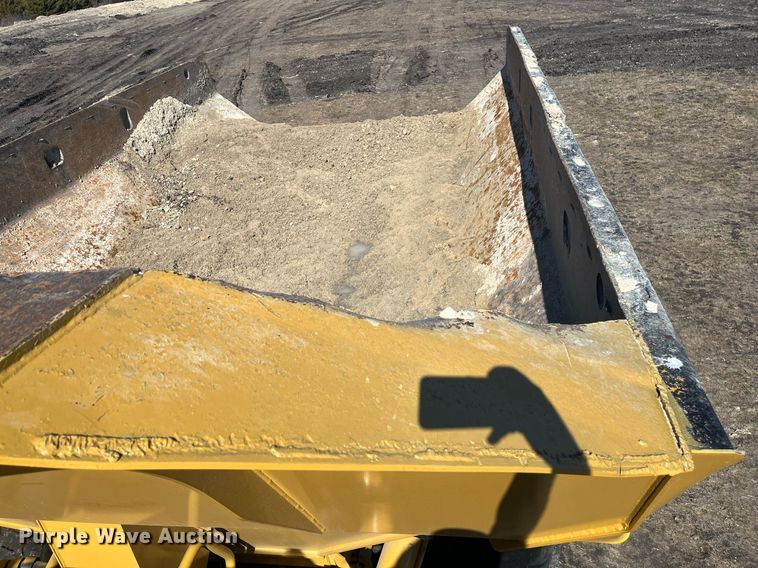 image for item EI0617 2005 Caterpillar 740 haul truck