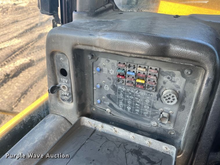 image for item EI0617 2005 Caterpillar 740 haul truck