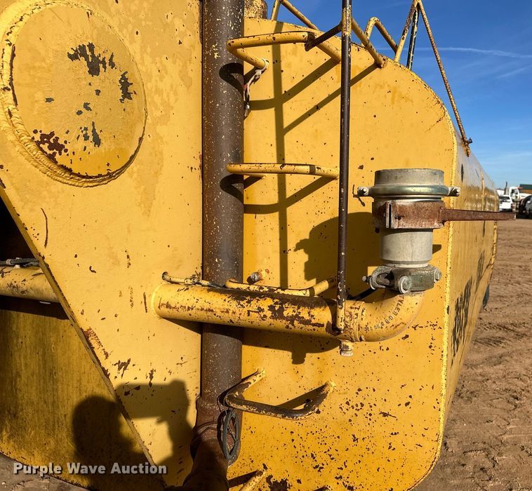 image for item EK9957 1978 Caterpillar 613B water wagon