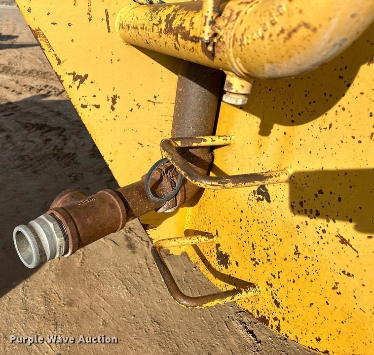 image for item EK9957 1978 Caterpillar 613B water wagon