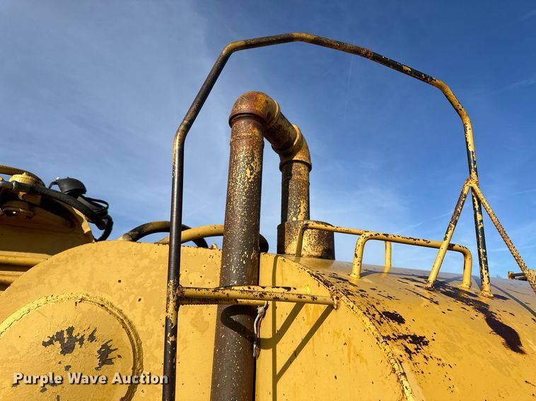 image for item EK9957 1978 Caterpillar 613B water wagon