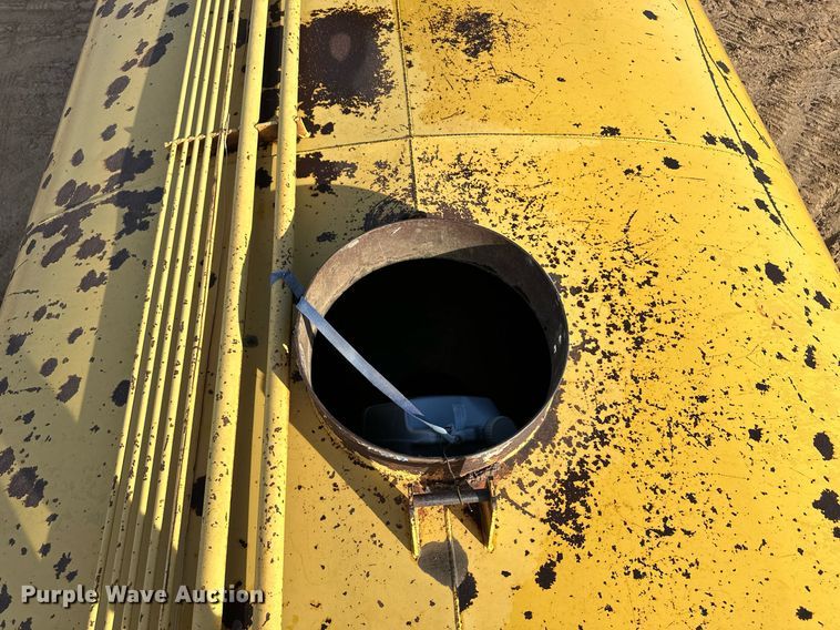 image for item EK9957 1978 Caterpillar 613B water wagon