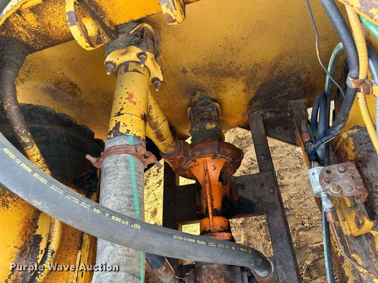 image for item EK9957 1978 Caterpillar 613B water wagon