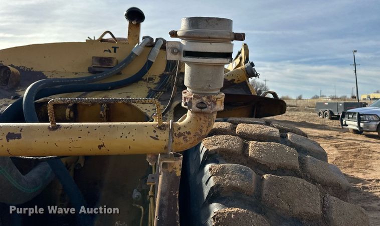 image for item EK9957 1978 Caterpillar 613B water wagon