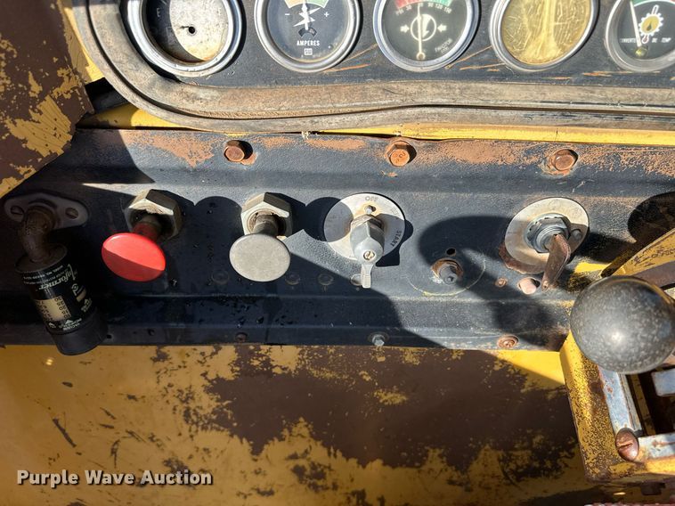 image for item EK9957 1978 Caterpillar 613B water wagon