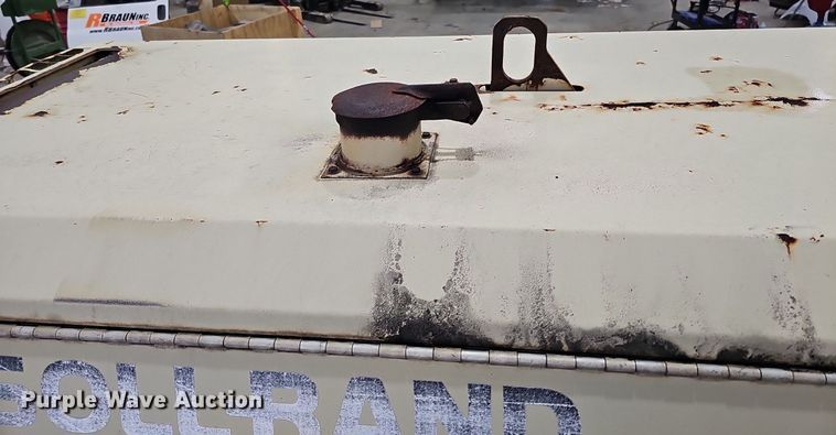 image for item IO9856 1998 Ingersoll Rand P100WD air compressor