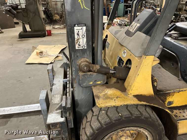 image for item JT9155 Caterpillar  60 forklift