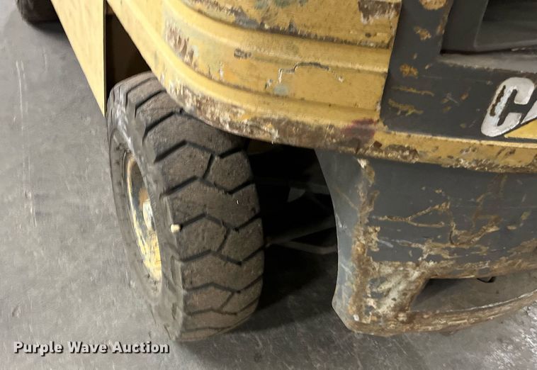 image for item JT9155 Caterpillar  60 forklift