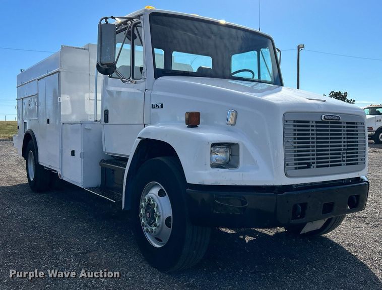 image for item KH9578 2000 Freightliner  FL70 utility / service truck