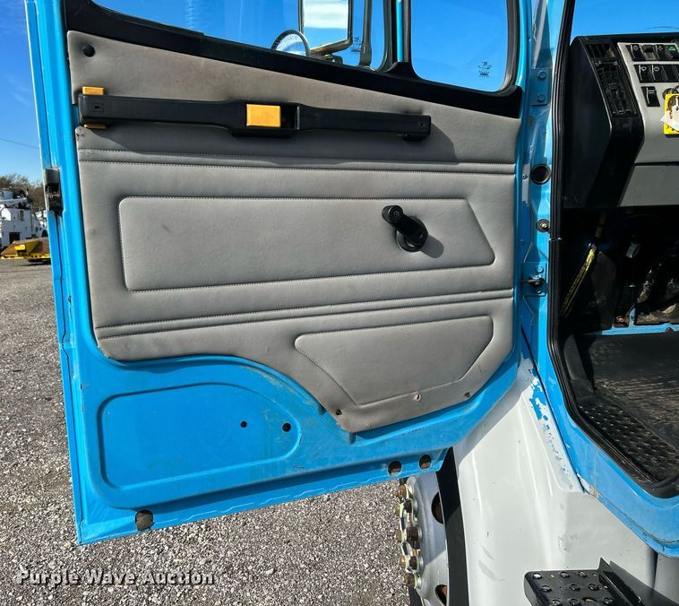 image for item KH9578 2000 Freightliner  FL70 utility / service truck