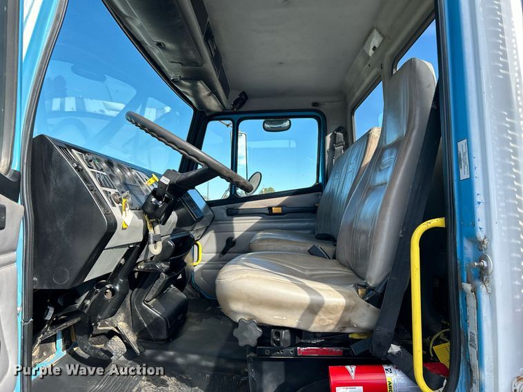 image for item KH9578 2000 Freightliner  FL70 utility / service truck