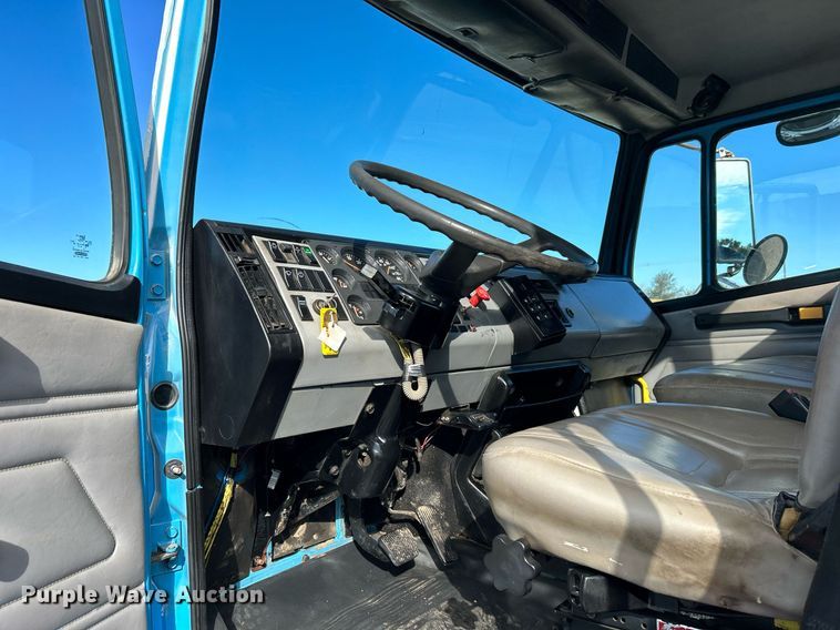 image for item KH9578 2000 Freightliner  FL70 utility / service truck