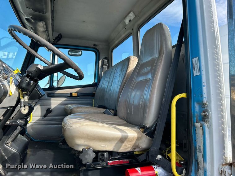 image for item KH9578 2000 Freightliner  FL70 utility / service truck