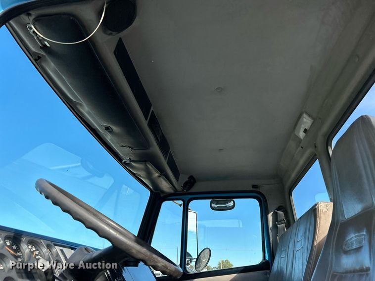 image for item KH9578 2000 Freightliner  FL70 utility / service truck