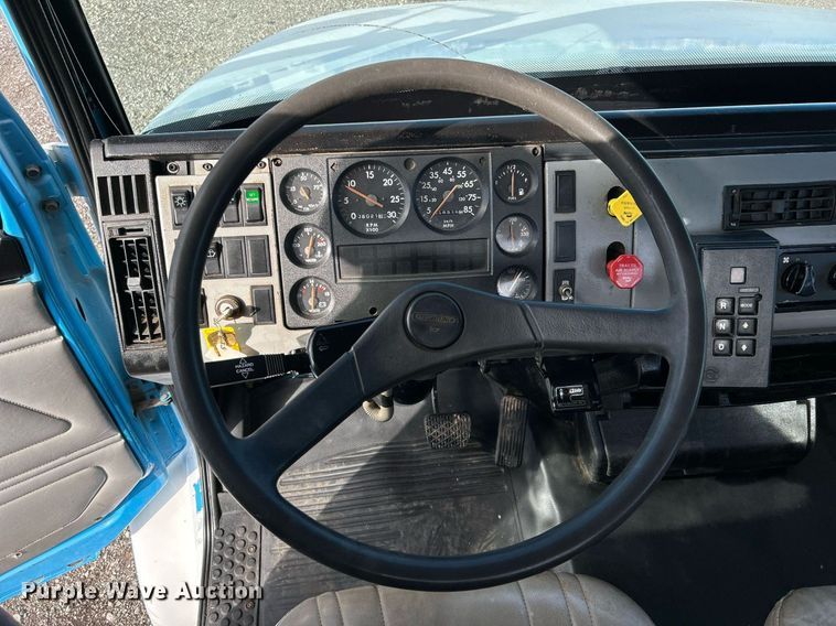 image for item KH9578 2000 Freightliner  FL70 utility / service truck