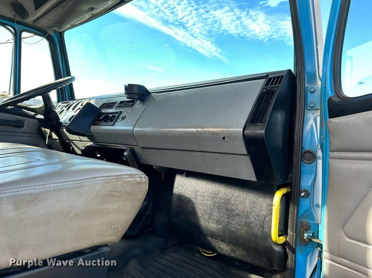 image for item KH9578 2000 Freightliner  FL70 utility / service truck