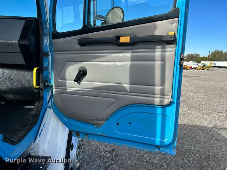 image for item KH9578 2000 Freightliner  FL70 utility / service truck