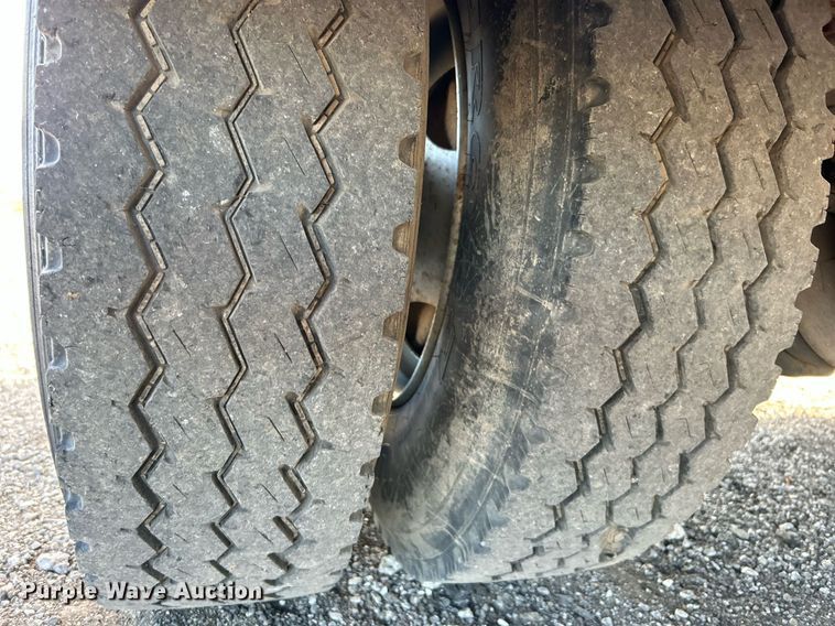 image for item KH9578 2000 Freightliner  FL70 utility / service truck